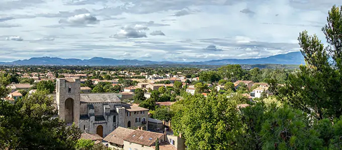ville vue d'en haut pernes les fontaines