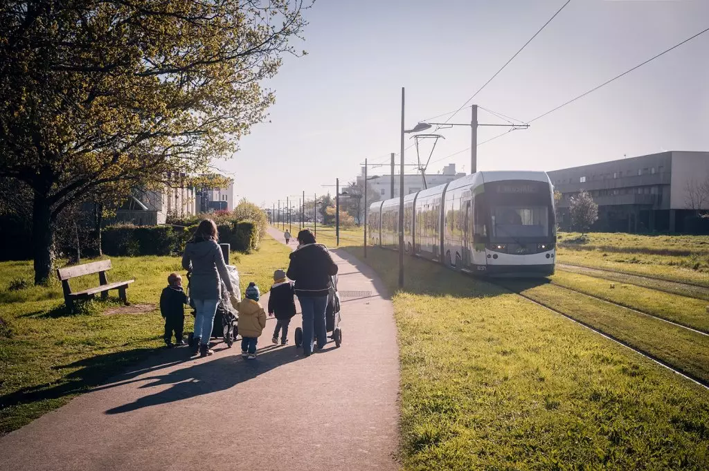 chemin près d'un tramway