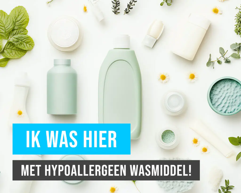 Eco-vriendelijke, plantaardige wasmiddelen op een witte achtergrond met de tekst: ‘IK WAS HIER MET HYPOALLERGEEN WASMIDDEL!’.