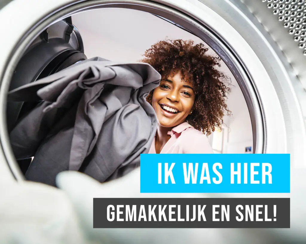 Vrouw stopt was in een Wash-ME self-service wasserette, met de tekst ‘IK WAS HIER GEMAKKELIJK EN SNEL’ op de afbeelding