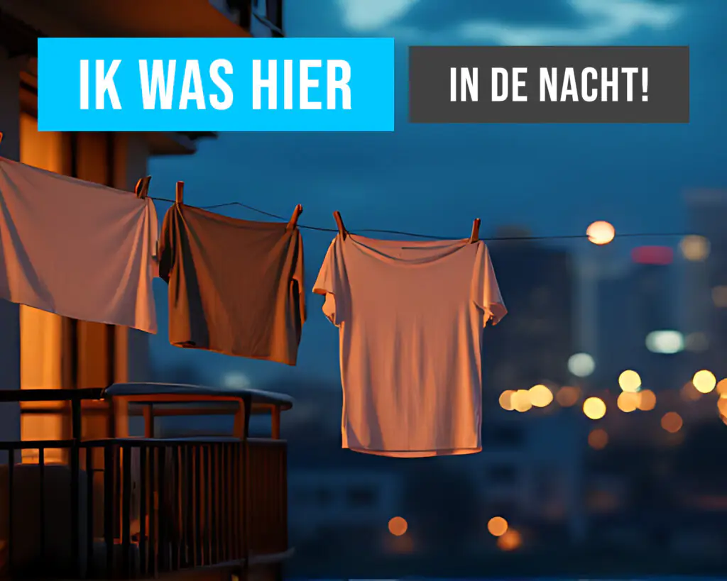 Kleding aan de waslijn op een balkon, ’s nachts gefotografeerd – passend bij het thema ’s nachts kleding wassen